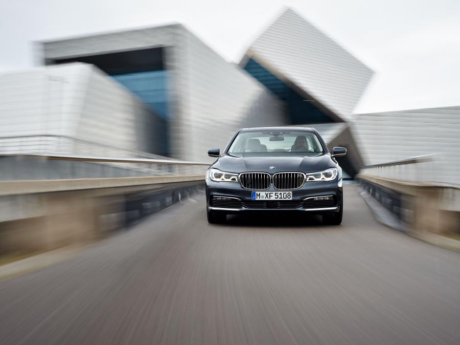  BMW 730d 2015 года  (фото 2 из 12)